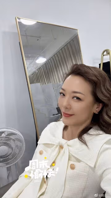 新戀情?54歲港女星郭少芸與零零後小鮮肉甜蜜互動,男方摟腰護花