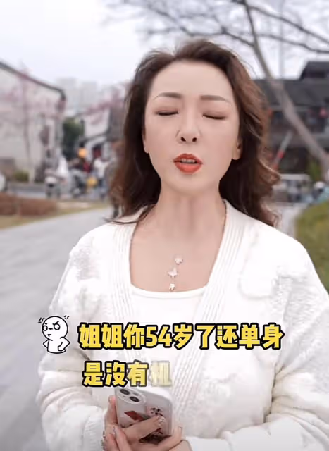 新戀情?54歲港女星郭少芸與零零後小鮮肉甜蜜互動,男方摟腰護花