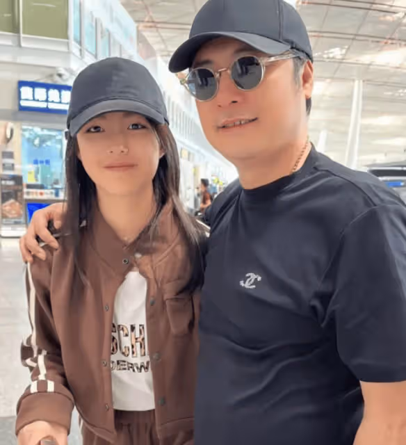 王岳倫曬照胖出雙下巴，14歲王詩齡出鏡，父女倆包子臉一模一樣