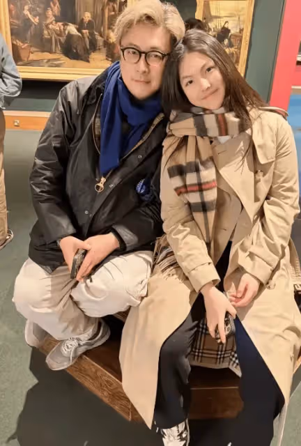 王岳倫曬照胖出雙下巴，14歲王詩齡出鏡，父女倆包子臉一模一樣