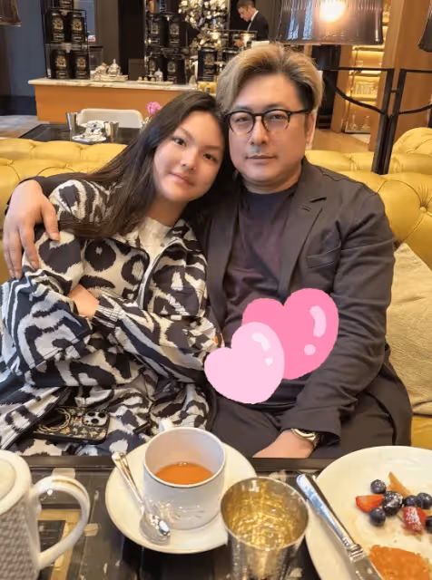 王岳倫曬照胖出雙下巴，14歲王詩齡出鏡，父女倆包子臉一模一樣