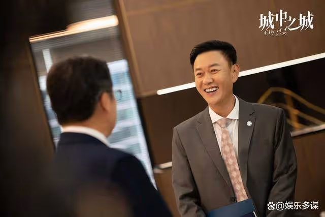 《城中之城》周琳復仇假戲真做，與趙輝陽台激吻這幕，趙蕊怒扇巴掌