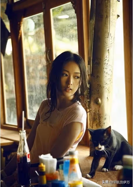 嫁對即翻身的童瑤：遭張國立兒子暴打，如今嫁大17歲富豪苦盡甘來