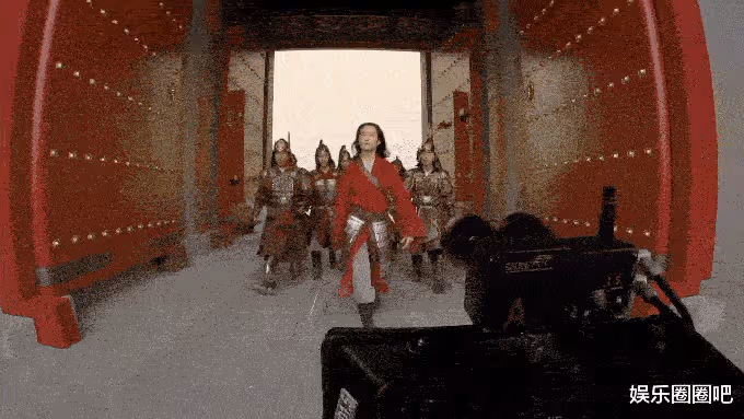 太颯!劉亦菲動作戲訓練畫面曝光,吊威亞1打5太刻苦