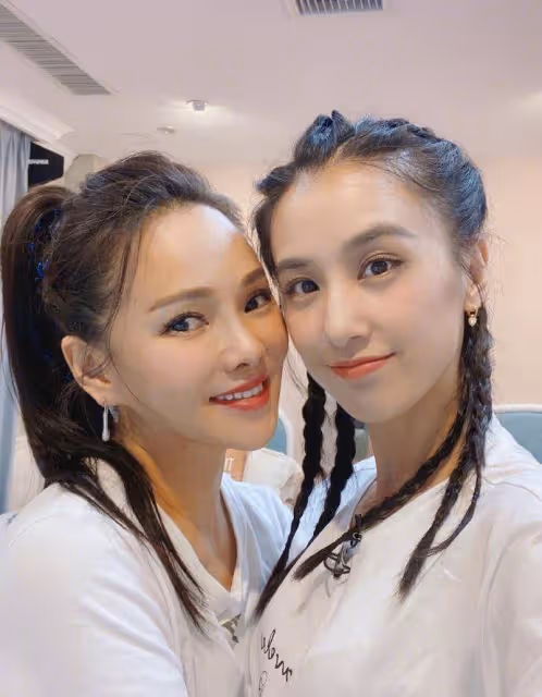 伊能靜發文稱她和黃聖依張萌是三個磨人的小作精,夸黃聖依是好媽媽