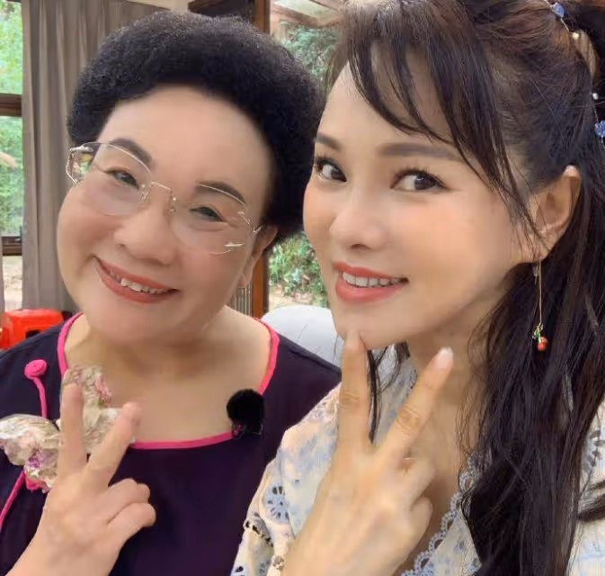 伊能靜發文稱她和黃聖依張萌是三個磨人的小作精,夸黃聖依是好媽媽