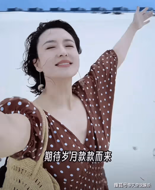 張蕾飛行20小時到達馬爾地夫,老公為她拍照,膚白貌美不像45歲