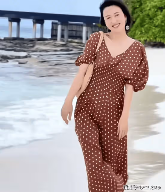 張蕾飛行20小時到達馬爾地夫,老公為她拍照,膚白貌美不像45歲