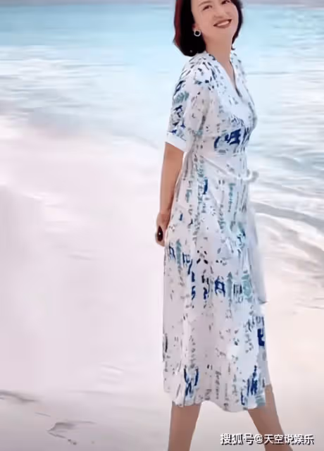 張蕾飛行20小時到達馬爾地夫，老公為她拍照，膚白貌美不像45歲