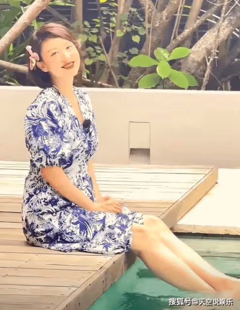 張蕾飛行20小時到達馬爾地夫，老公為她拍照，膚白貌美不像45歲