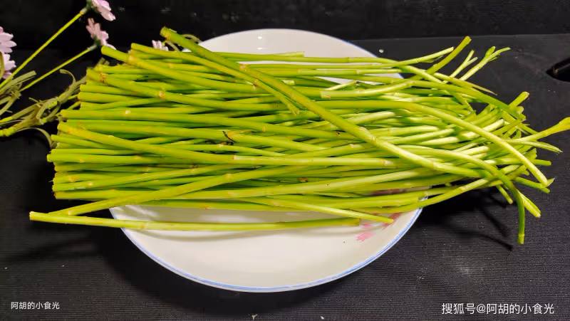 這菜4元一斤,卻是絕佳「天然高鈣菜」!三樣食材炒一盤,一口脆嫩、滿口新鮮