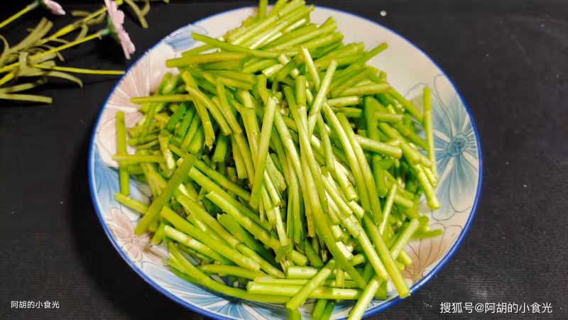 這菜4元一斤,卻是絕佳「天然高鈣菜」!三樣食材炒一盤,一口脆嫩、滿口新鮮