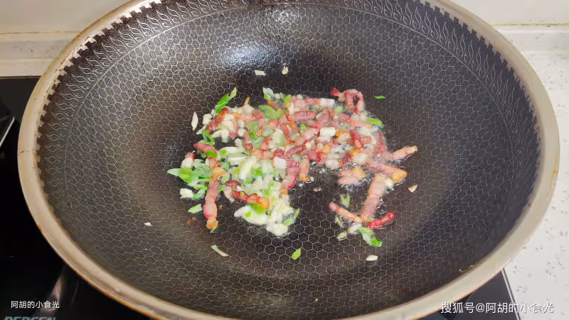 這菜4元一斤,卻是絕佳「天然高鈣菜」!三樣食材炒一盤,一口脆嫩、滿口新鮮