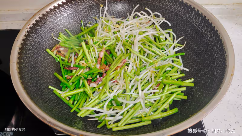 這菜4元一斤,卻是絕佳「天然高鈣菜」!三樣食材炒一盤,一口脆嫩、滿口新鮮