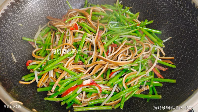 這菜4元一斤,卻是絕佳「天然高鈣菜」!三樣食材炒一盤,一口脆嫩、滿口新鮮