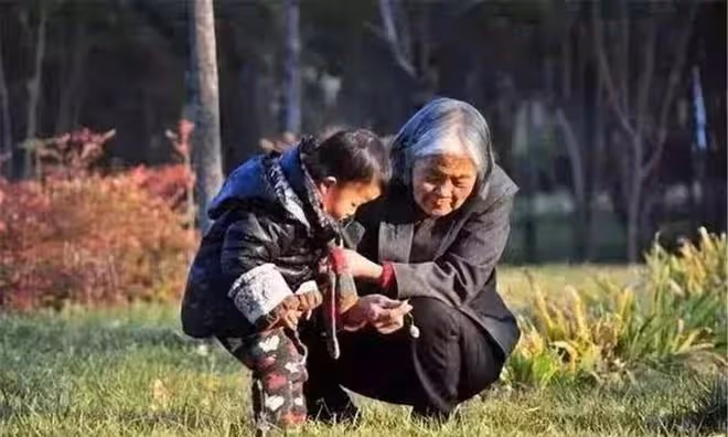 「媽,你孫子想你了,你過來陪陪他吧」,我轉身訂了去上海的機票