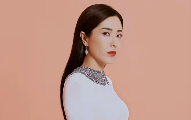 曾黎爆改老年妝依舊驚艷,歲月難掩美人真本色