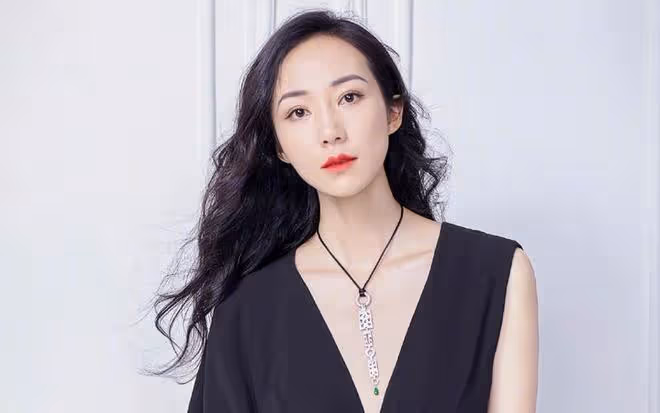 韓雪手機螢幕意外碎裂,節儉念舊成網友熱議焦點