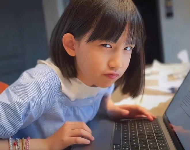 孫莉曬三個孩子近照,黃多多側顏好美,二女兒和兒子古靈精怪