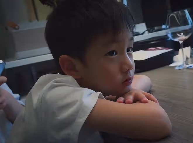 孫莉曬三個孩子近照,黃多多側顏好美,二女兒和兒子古靈精怪