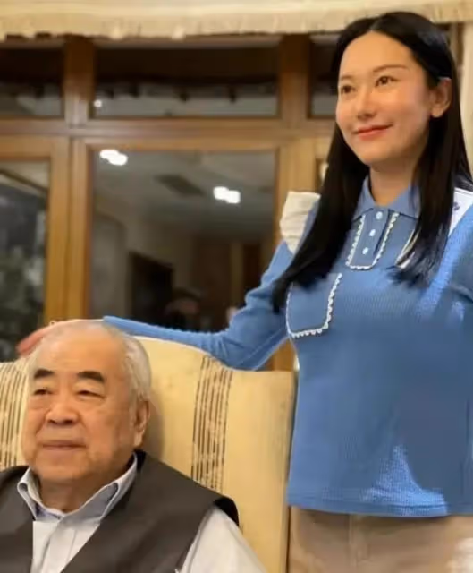 范曾36歲妻子生活照曝光:白白靜靜是個才女,照顧范大師生活起居