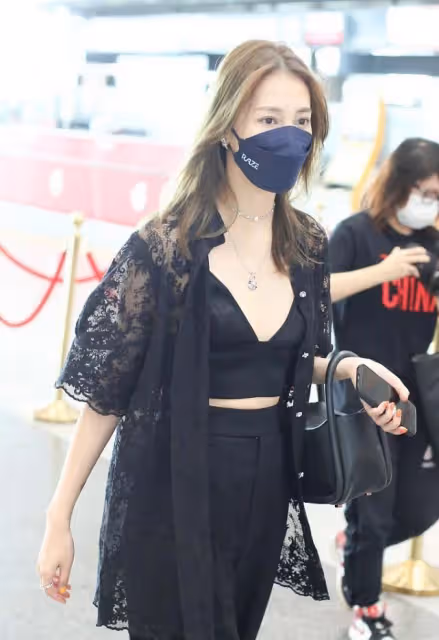 弦子婚後成熟了不少,內衣直接搭配蕾絲外套,把「居家風」穿出門