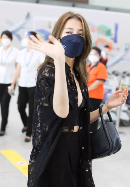 弦子婚後成熟了不少,內衣直接搭配蕾絲外套,把「居家風」穿出門