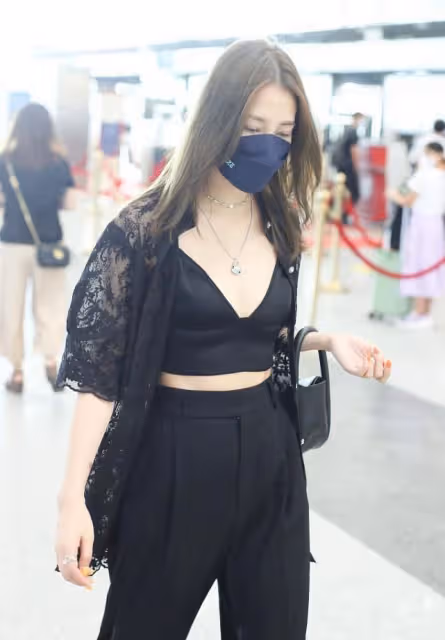弦子婚後成熟了不少,內衣直接搭配蕾絲外套,把「居家風」穿出門