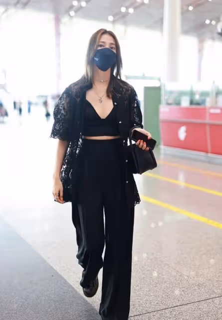 弦子婚後成熟了不少,內衣直接搭配蕾絲外套,把「居家風」穿出門