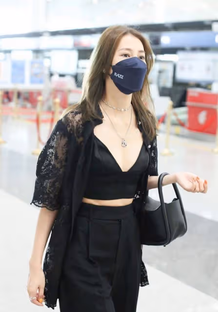 弦子婚後成熟了不少,內衣直接搭配蕾絲外套,把「居家風」穿出門