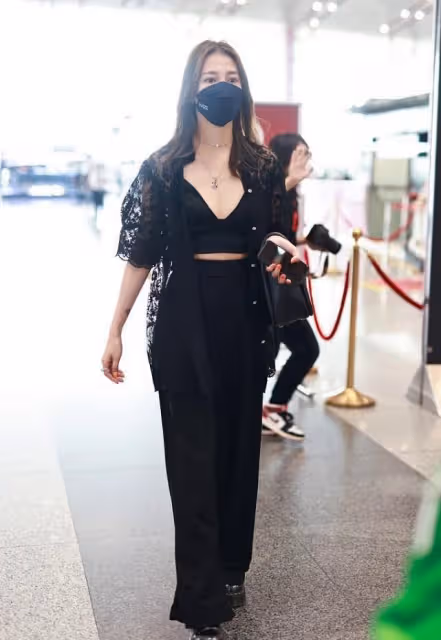 弦子婚後成熟了不少,內衣直接搭配蕾絲外套,把「居家風」穿出門