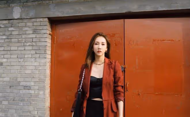 弦子婚後成熟了不少,內衣直接搭配蕾絲外套,把「居家風」穿出門