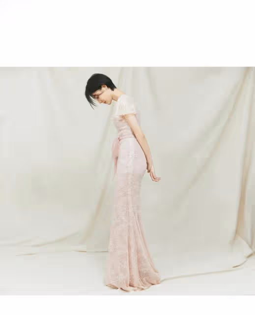 車曉真是「冷淡美人」,粉亮片裙穿出花瓶效果,短髮清爽看著挺颯
