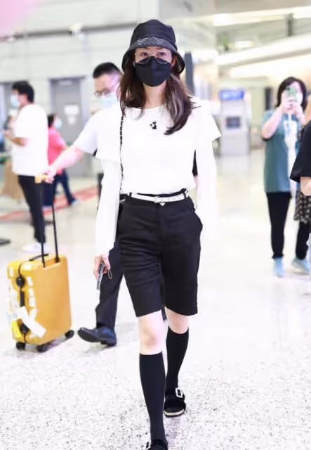 韓雪的身上有女強人氣質,穿T恤配短褲也能看出氣場,身材也高級