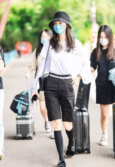 韓雪的身上有女強人氣質,穿T恤配短褲也能看出氣場,身材也高級