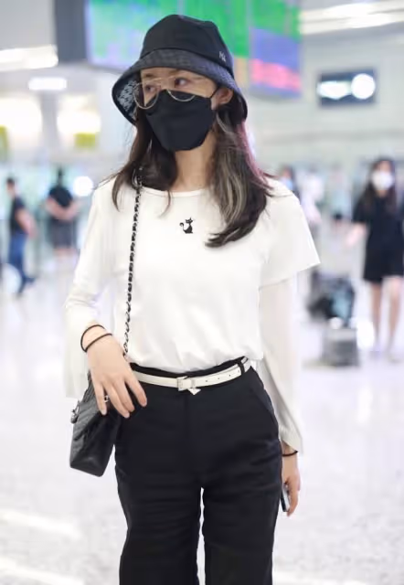 韓雪的身上有女強人氣質,穿T恤配短褲也能看出氣場,身材也高級