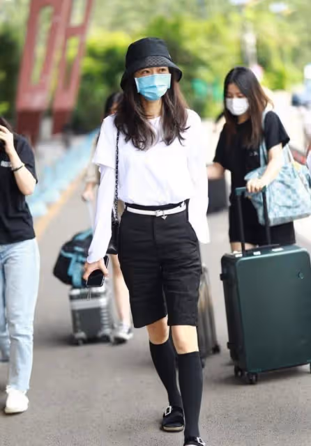 韓雪的身上有女強人氣質,穿T恤配短褲也能看出氣場,身材也高級