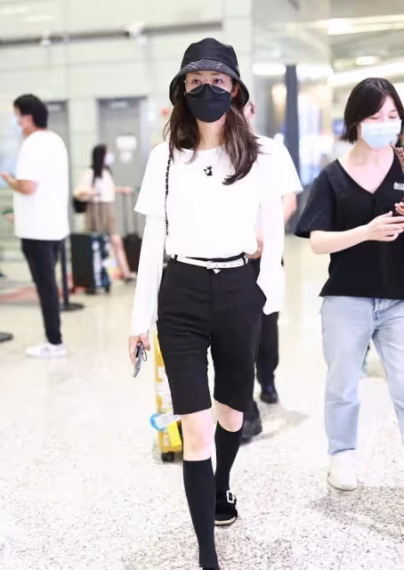 韓雪的身上有女強人氣質,穿T恤配短褲也能看出氣場,身材也高級