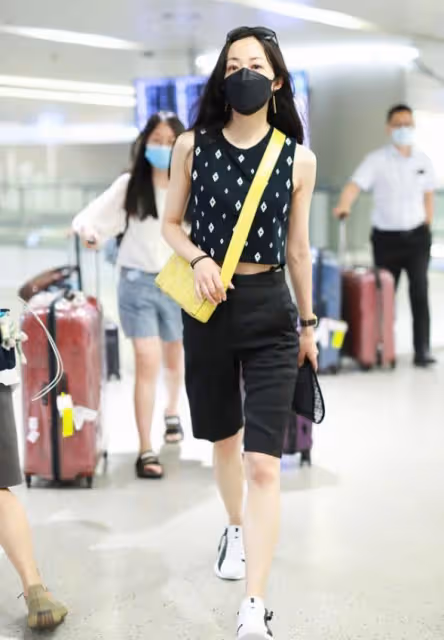韓雪的身上有女強人氣質,穿T恤配短褲也能看出氣場,身材也高級