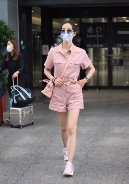 韓雪的身上有女強人氣質,穿T恤配短褲也能看出氣場,身材也高級