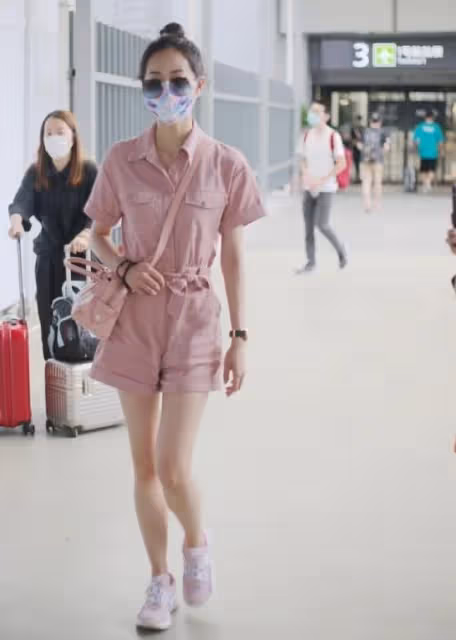 韓雪的身上有女強人氣質,穿T恤配短褲也能看出氣場,身材也高級