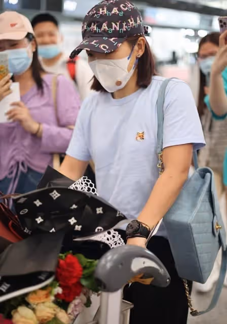 劉詩雯為人低調,和普通女孩沒啥差別,穿T恤配束腳褲輕鬆休閒