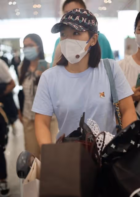 劉詩雯為人低調,和普通女孩沒啥差別,穿T恤配束腳褲輕鬆休閒