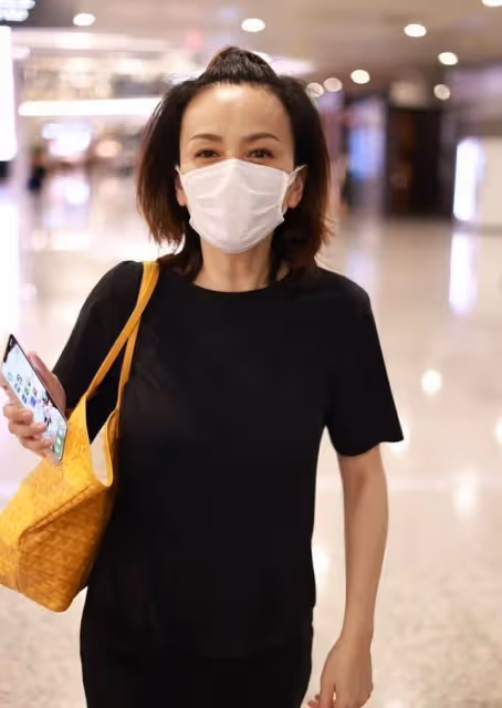 50+王琳全黑裝扮好瀟灑,配「蘋果頭」看著好活潑,反差感挺大