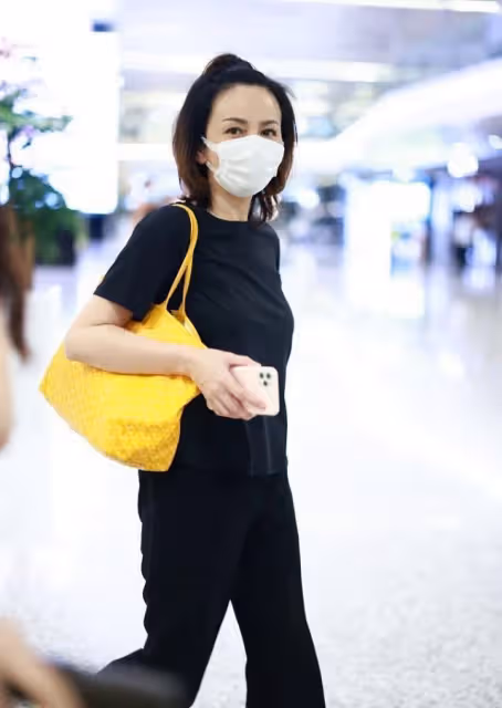 50+王琳全黑裝扮好瀟灑,配「蘋果頭」看著好活潑,反差感挺大