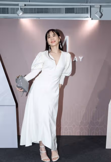 陳嘉樺有成熟女人的魅力了,穿V領白裙挺溫柔,八字劉海仍俏皮