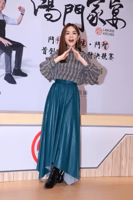 陳嘉樺有成熟女人的魅力了,穿V領白裙挺溫柔,八字劉海仍俏皮
