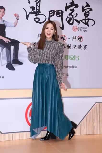 陳嘉樺有成熟女人的魅力了,穿V領白裙挺溫柔,八字劉海仍俏皮