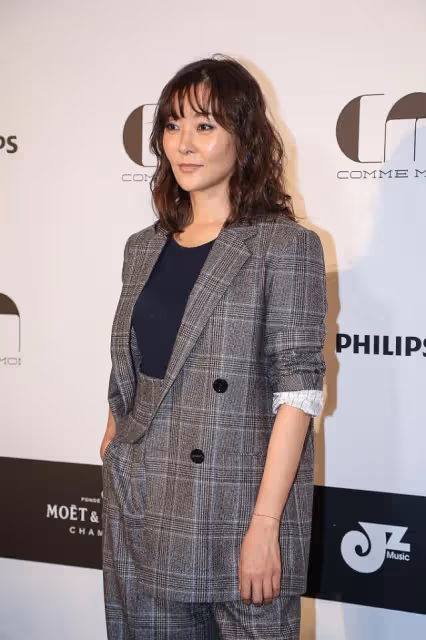 柯藍長得「一臉正氣」,穿西裝熟女韻味十足,有種「霸總范」