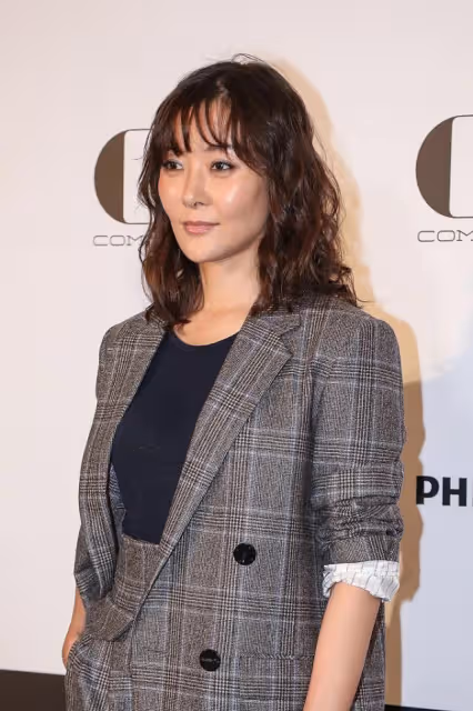 柯藍長得「一臉正氣」,穿西裝熟女韻味十足,有種「霸總范」